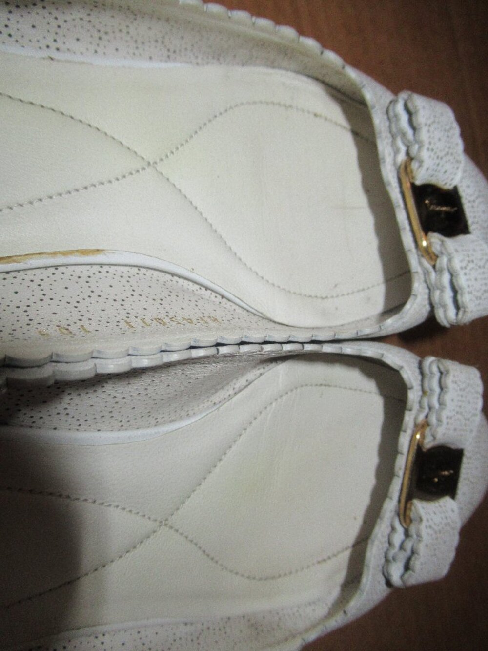 Salvatore Ferragamo Vintage Vara Perforated Leather Bow Pumps White Gold | 8 B - Picture 7 of 16